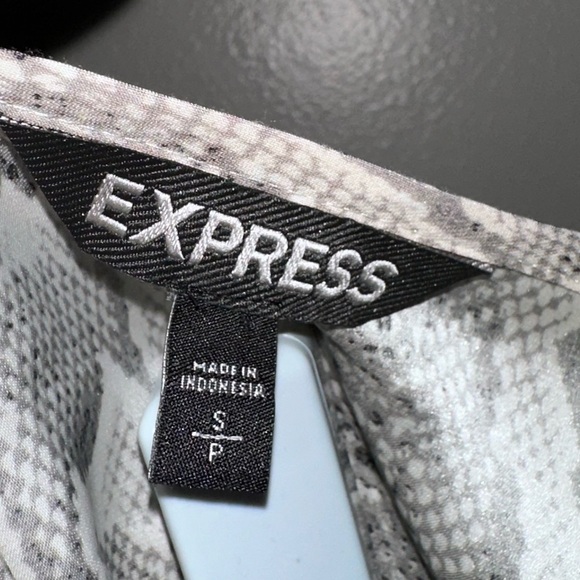 Express White Cap Sleeve Blouse - Picture 3 of 3